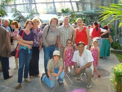 Besucher auf der Vernissage im Botanischen Garten Graz